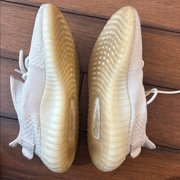 White Yeezy 350 - Picture 4 of 4